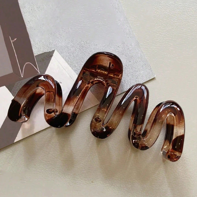 2pcs Women's Y2K Wavy High Glossy Amber Brown 11cm/4.33in Large Lightweight Plastic Hair Clip, Elegant and Minimalistic